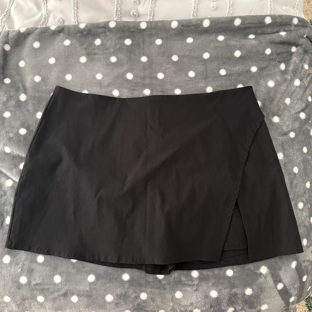 ARULA Black Mini Skort (NWOT)